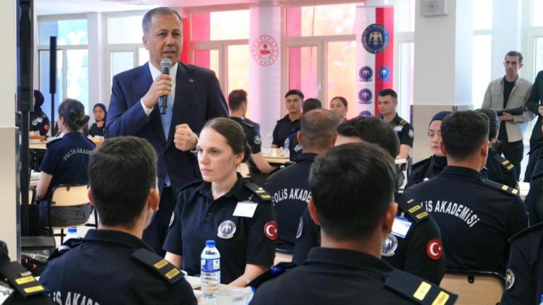 Bakan Yerlikaya Polis Akademisini ziyaret etti